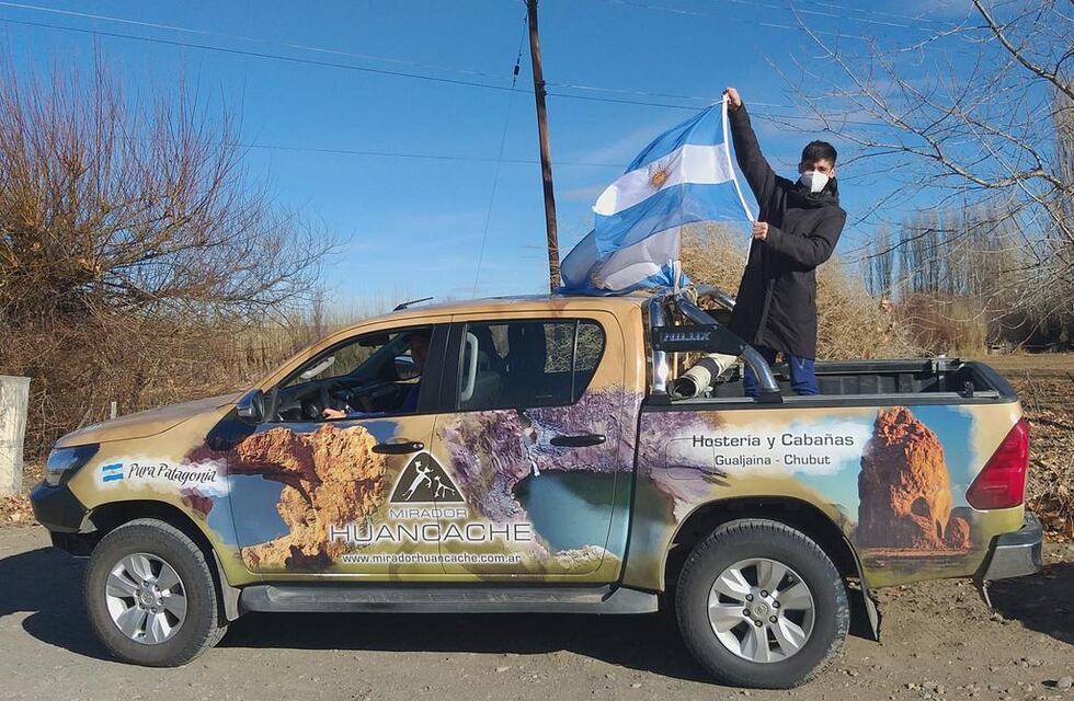 Va a Tokio y su pueblito lo despidió con una caravana
