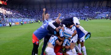 Festejos del equipo de Racing por el ascenso a la Primera Nacional. (Javier Ferreyra / Enviado Especial)