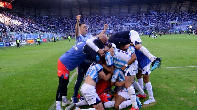 Festejos del equipo de Racing por el ascenso a la Primera Nacional. (Javier Ferreyra / Enviado Especial)
