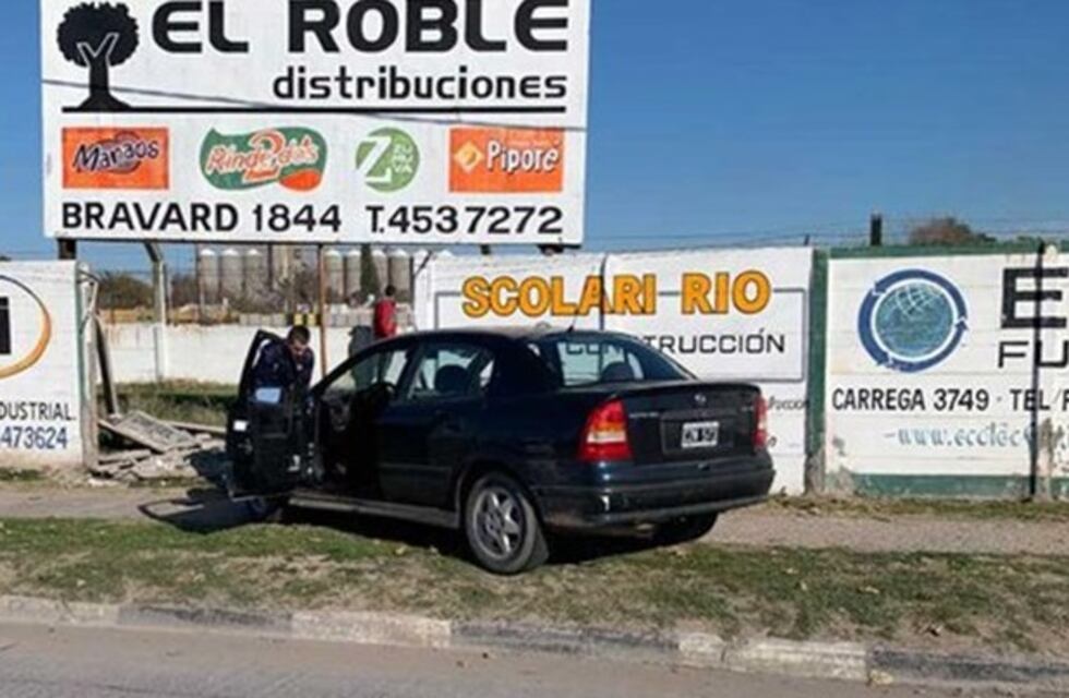 Perdió el control de su auto y chocó un paredón
