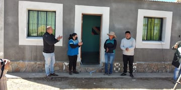 El delegado del ENACOM en Jujuy, Carlos Quiroga, acompañó a los impulsores del proyecto en el corte de cinta para dejar inauguradas las instalaciones de FM La Toleña.