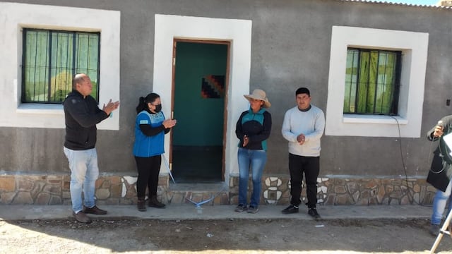 El delegado del ENACOM en Jujuy, Carlos Quiroga, acompañó a los impulsores del proyecto en el corte de cinta para dejar inauguradas las instalaciones de FM La Toleña.