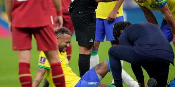 El fuerte dolor en el tobillo de Neymar fue la preocupación que dejó el triunfo de Brasil en el estreno de Qatar 2022. (AP)