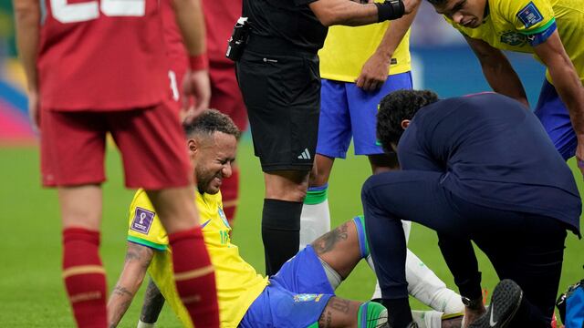 El fuerte dolor en el tobillo de Neymar fue la preocupación que dejó el triunfo de Brasil en el estreno de Qatar 2022. (AP)