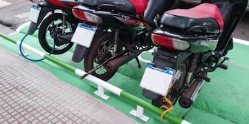 Posadas: instalan palenques para estacionamiento de motos.