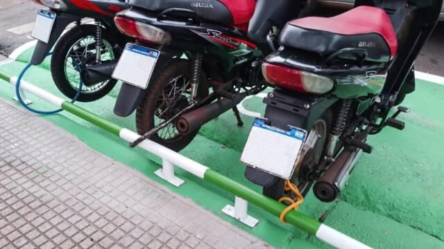 Posadas: instalan palenques para estacionamiento de motos.
