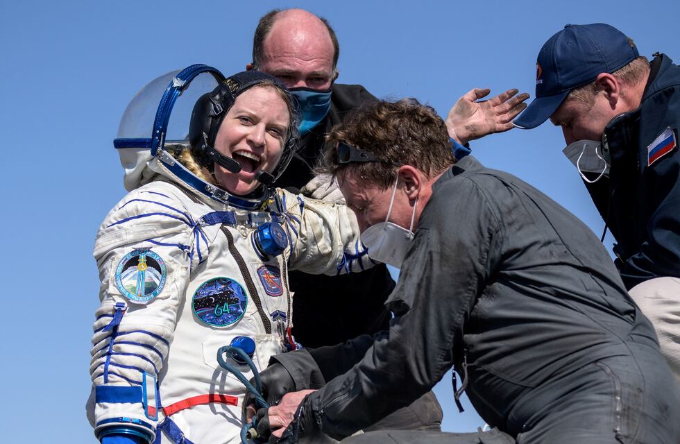Tras medio año en el espacio, regresan a la Tierra