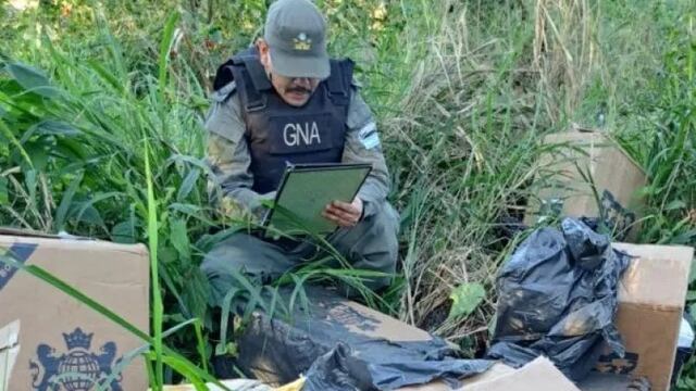 Incautan cigarrillos abandonados entre la maleza en Wanda.