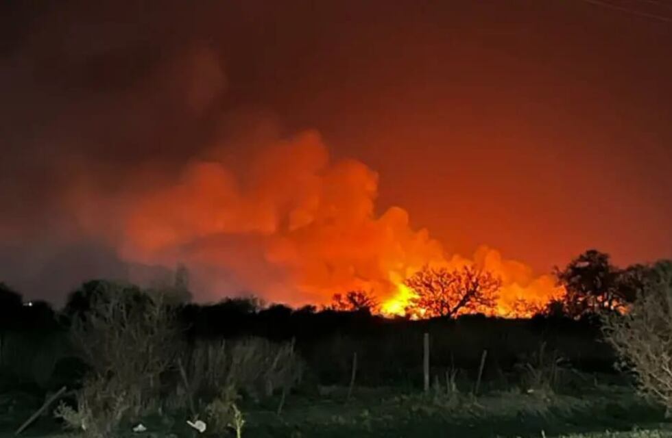 Emocionante: el festejo de bomberos y vecinos tras extinguir un incendio en Córdoba