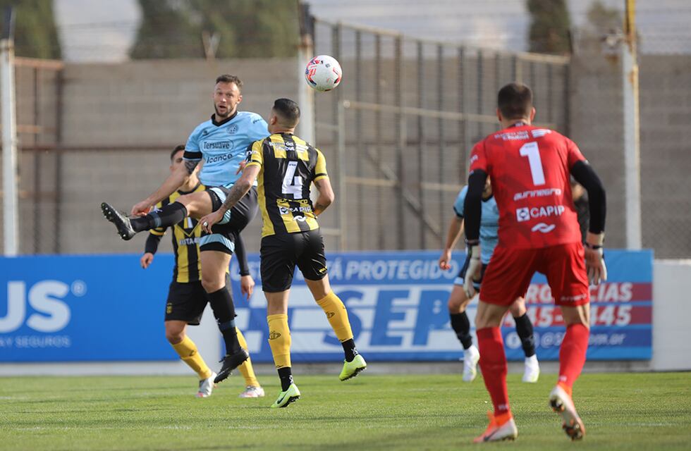 Belgrano, con uno menos, empató ante el Deportivo Madryn en un durísimo partido
