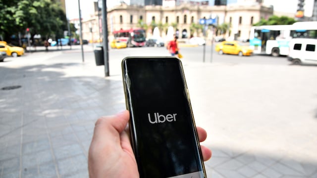 Uber avanza y los taxistas se enojan.