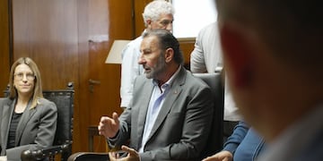 Fernando Juri convocó a empresarios, funcionarios y concejales para buscar una solución al conflicto que mantiene paralizado el servicio.