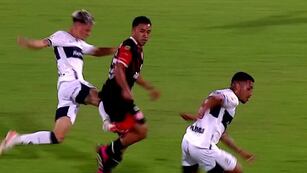 Matías Abaldo lo bajó a Damián Puebla desde atrás y Gimnasia se quedó con 10 ante Instituto (Captura).