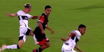 Matías Abaldo lo bajó a Damián Puebla desde atrás y Gimnasia se quedó con 10 ante Instituto (Captura).