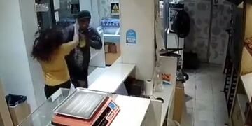 El hecho fue registrado por las cámaras de seguridad del comercio.