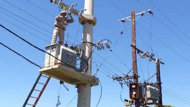 Puerto Iguazú: mejoras en las líneas de media tensión y recambio de postes.