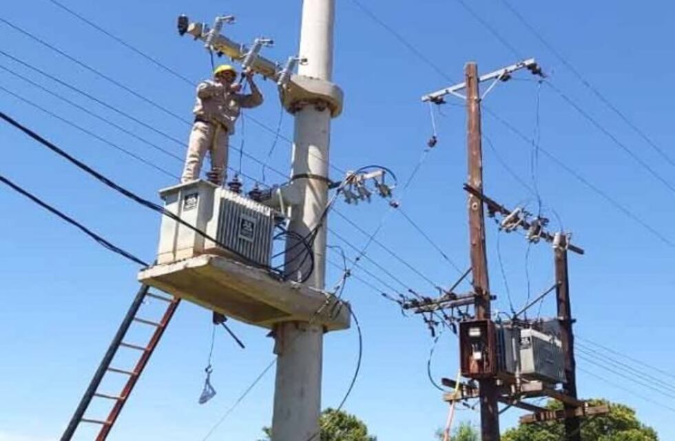 Puerto Iguazú: mejoras en las líneas de media tensión y recambio de postes