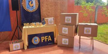 La Escuela 837 de Puerto Iguazú recibió donaciones de la Policía Federal Argentina.