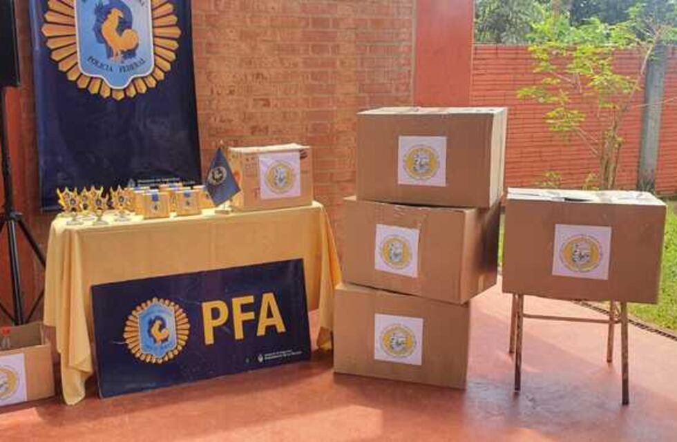La Escuela 837 de Puerto Iguazú recibió donaciones de la Policía Federal Argentina