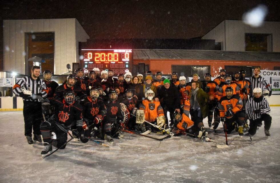 Autoridad nacional asistió a la Copa Fin del Mundo de Hockey sobre hielo
