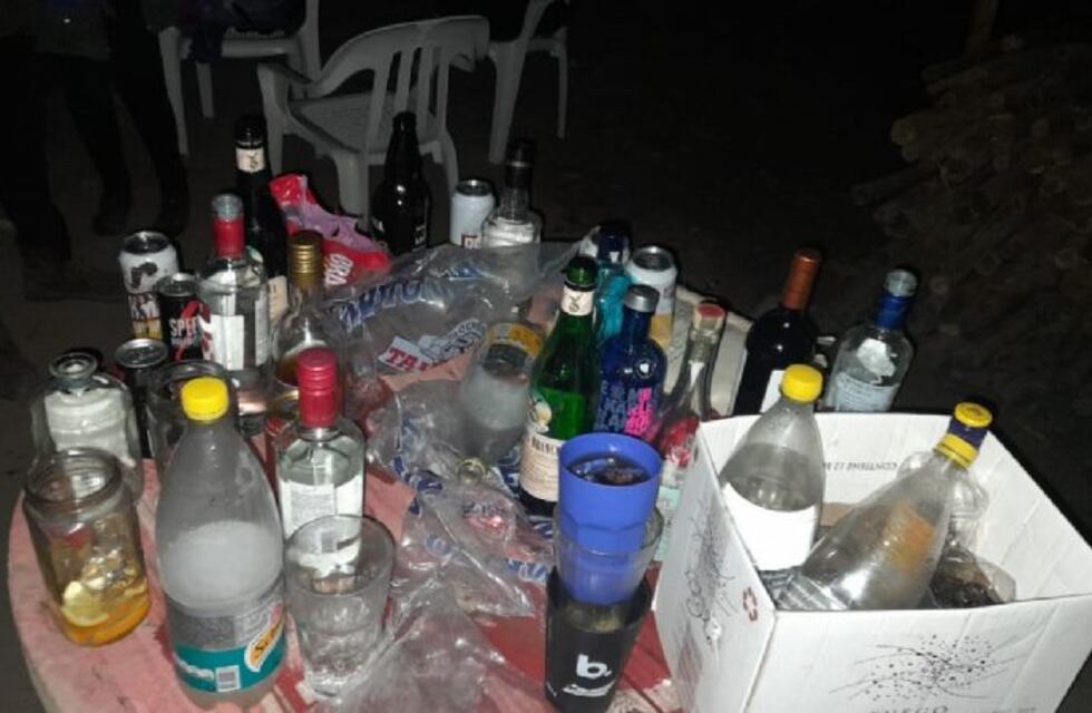 Alcohol, drogas y más de 30 personas: desbaratan una fiesta clandestina en pleno confinamiento