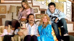 Un artista plástico pinta sobre billetes personajes icónicos de la historia y el entretenimiento