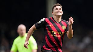 Julián Álvarez celebra tras anotar el segundo gol del Manchester City en la victoria 2-1 ante Fulham en la Liga Premier, el domingo 30 de abril de 2023, en Londres. (AP Foto/Kin Cheung)