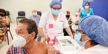 La inoculación se realiza de 9 a 16 horas, tanto para quienes se acercan caminando o en vehículo.
