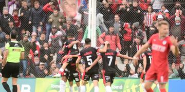 Rodríguez ya metió su golazo para el 1-0 de Instituto y celebra toda Alta Córdoba. (José Hernández/La Voz)