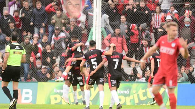 Rodríguez ya metió su golazo para el 1-0 de Instituto y celebra toda Alta Córdoba. (José Hernández/La Voz)