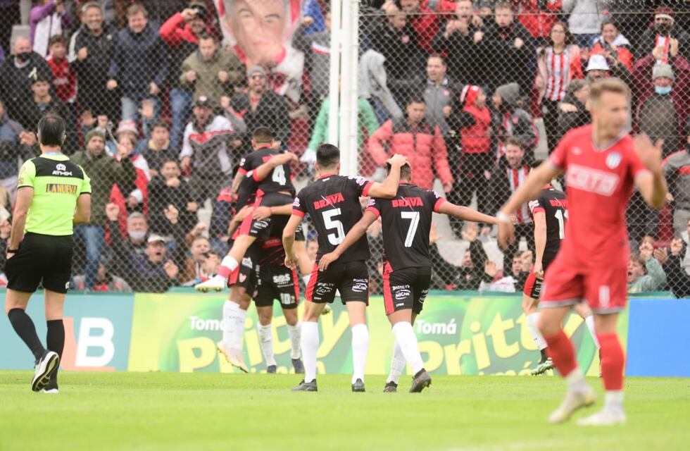 Instituto goleó a Tristán Suárez y se prende bien arriba en la tabla de la Primera Nacional