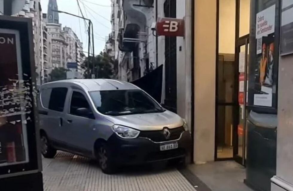 Un hombre se desvaneció mientras conducía, chocó contra un edificio y murió