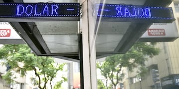 Cotización de la moneda extranjera. Dólar blue. Casas de cambio. City cordobesa. (Ramiro Pereyra)