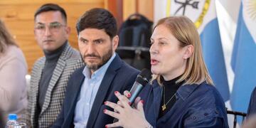 La funcionaria y Maximiliano Pullaro encabezaron una reunión de gabinete en San José del Rincón.