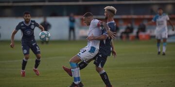 El goleador de Belgrano, apareado por Alejandro Rébola. Salió lesionado pero no es grave.