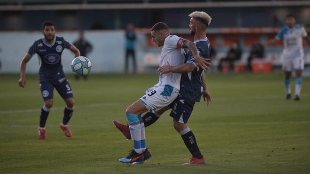El goleador de Belgrano, apareado por Alejandro Rébola. Salió lesionado pero no es grave.