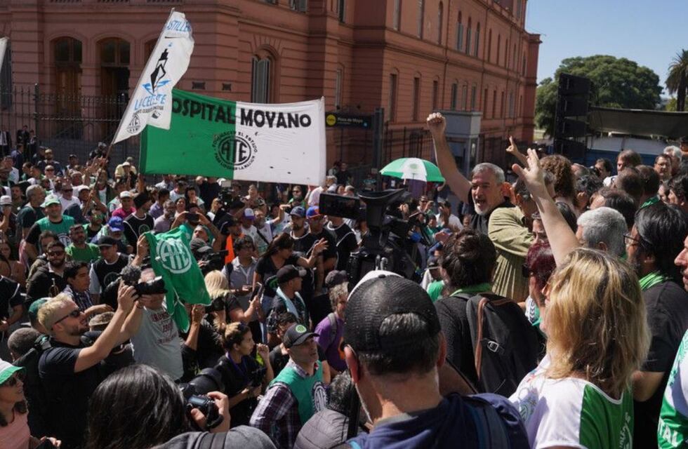 Gremios estatales y de transporte enfrentan a Milei y escalonan 72 horas de medidas de fuerza