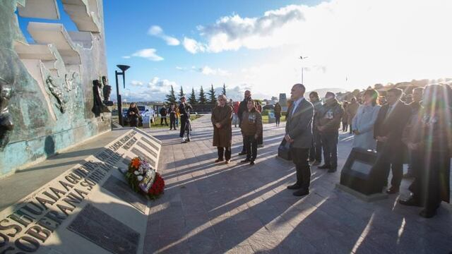 Sentido homenaje a los caídos, familiares y veteranos de Malvinas
