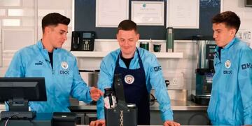 Divertido momento: Julián Álvarez le enseñó a preparar el mate a compañero del City (Captura).
