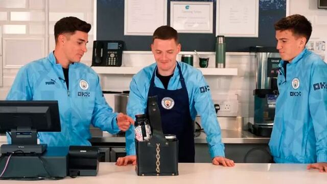 Divertido momento: Julián Álvarez le enseñó a preparar el mate a compañero del City (Captura).