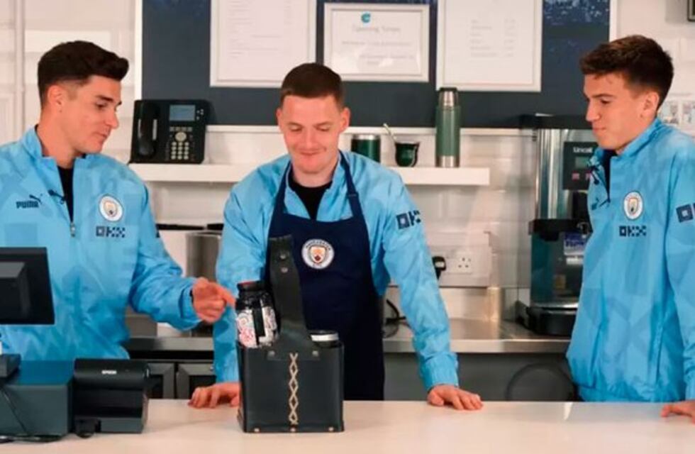 Tomá mate: Julián Álvarez le enseñó a un compañero del Manchester City cómo se preparan
