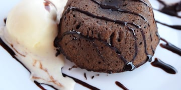 En simples pasos, cómo hacer el volcán de chocolate.