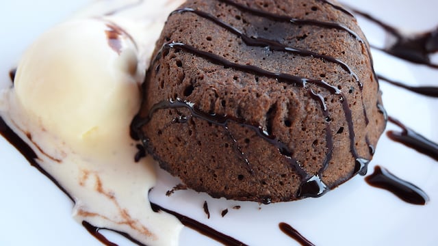 En simples pasos, cómo hacer el volcán de chocolate.