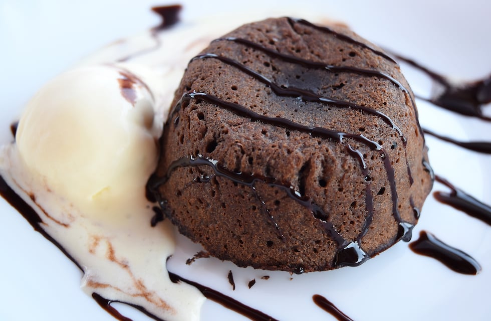 Cómo hacer un volcán de chocolate en freidora de aire: receta fácil y con solo 5 ingredientes