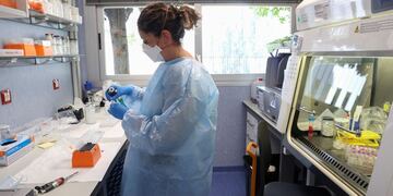 A un joven de Italia se le detectó que tiene viruela del mono, Covid-19 y HIV.