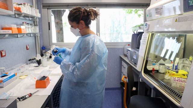 A un joven de Italia se le detectó que tiene viruela del mono, Covid-19 y HIV.