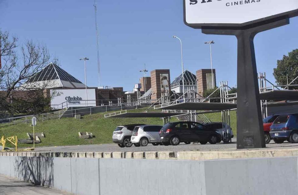 Robos y más robos en Córdoba: detenido mientras desmontaba un equipo de refrigeración de un shopping center