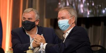 Los gobernadores Gerardo Morales y Juan Schiaretti estrechan sus manos tras haber firmado en la ciudad de Córdoba un convenio de colaboración y asistencia en materia de turismo.