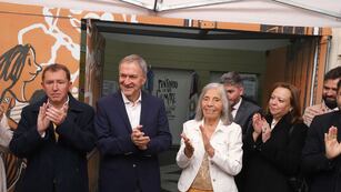 Abuelas de Plaza de Mayo: el radical Dante Rossi junto al gobernador Juan Schiaretti; la líder de Abuelas, Sonia Torres; y la ministra de Justicia y Derechos Humanos, Laura Echenique. (Gobierno de Córdoba)