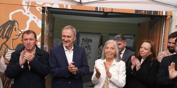 Abuelas de Plaza de Mayo: el radical Dante Rossi junto al gobernador Juan Schiaretti; la líder de Abuelas, Sonia Torres; y la ministra de Justicia y Derechos Humanos, Laura Echenique. (Gobierno de Córdoba)
